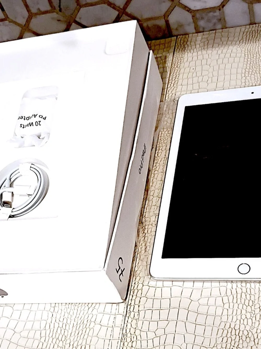 Apple iPad (6th Generation) A1954 32 GB, Wi-Fi + 4G, 9.7 in-Silver 88% Battery